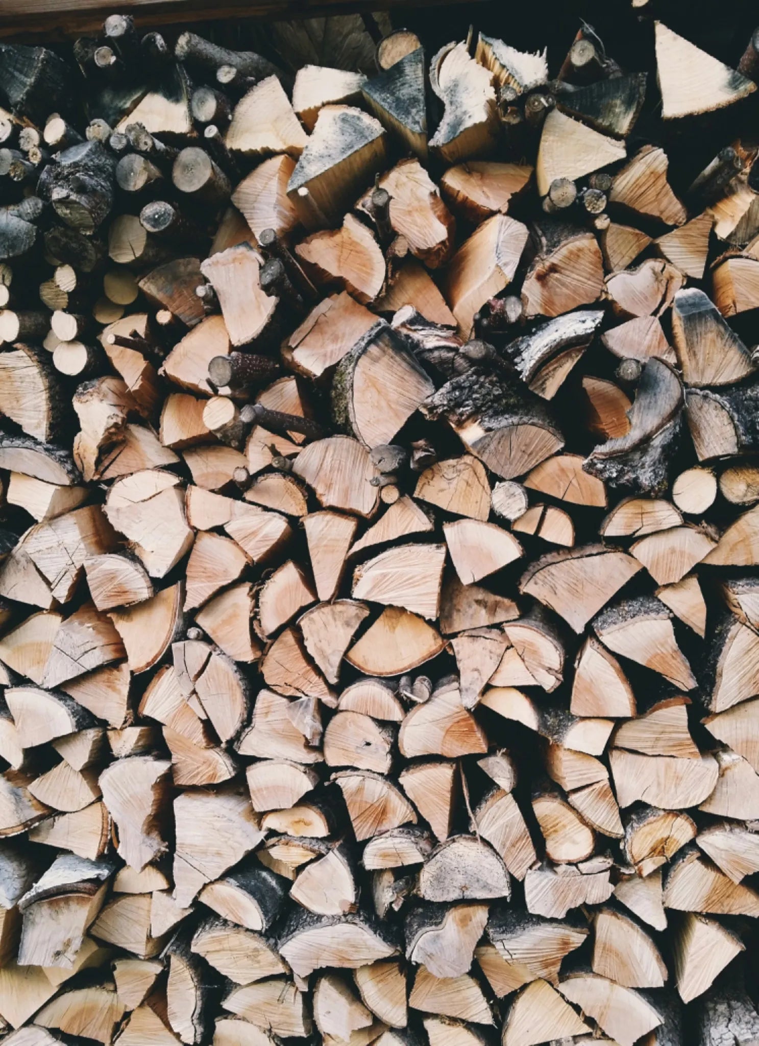 Ugnstorkad björkved staplad i travar, premiumved för hemleverans – VedOnline.se